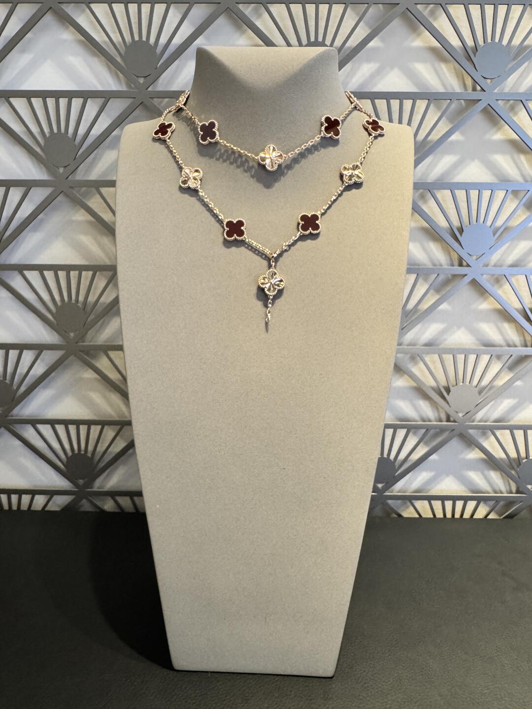 [CiCi]CLOVER 20 MOTIFS LASER CARNELIAN NECKLACE