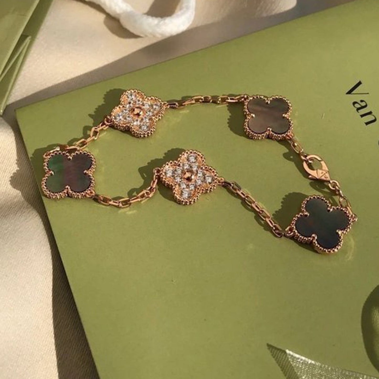 [CiCi] CLOVER 5 MOTIF GRAY MOP BRACELET COLLECTION