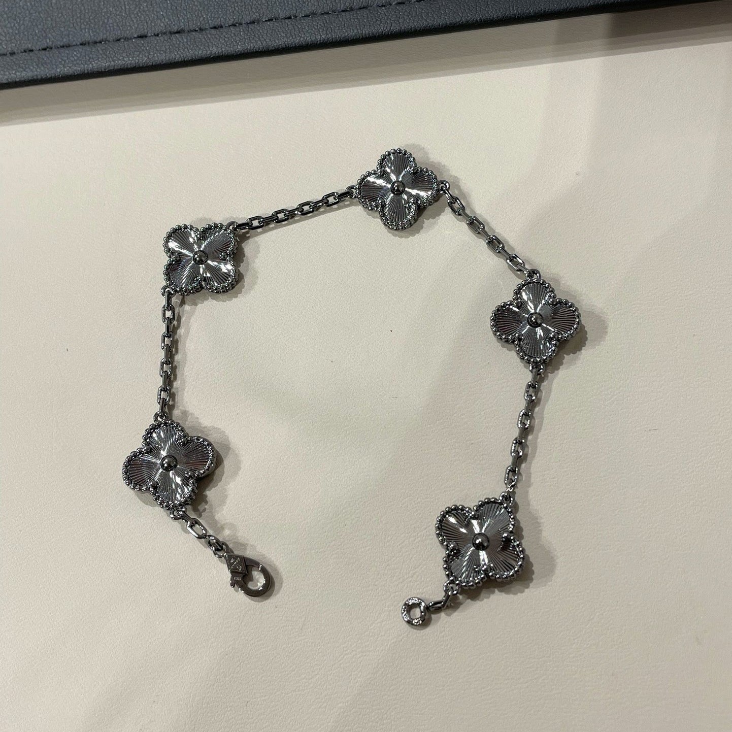 [CiCi]CLOVER 5 MOTIF BLACK BRACELET