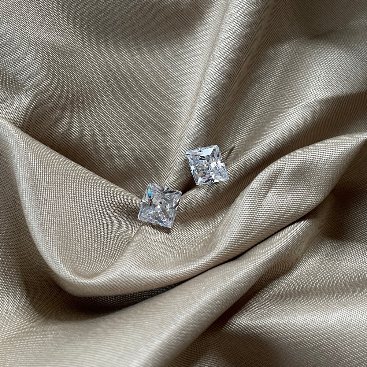 [CiCi]Stylish Shiny Square Center Stone Stud Earrings
