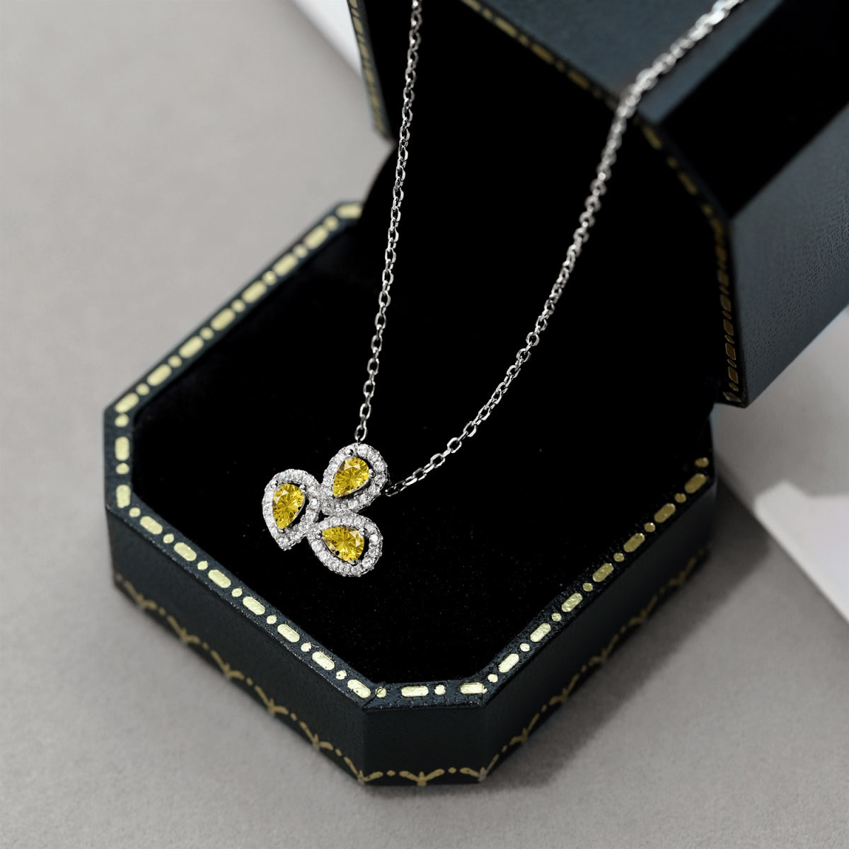 [CiCi]Elegant Flower Shape Pear Cut Necklace