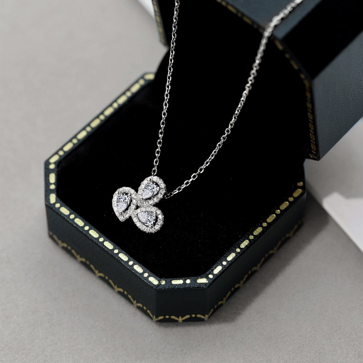 [CiCi]Elegant Flower Shape Pear Cut Necklace