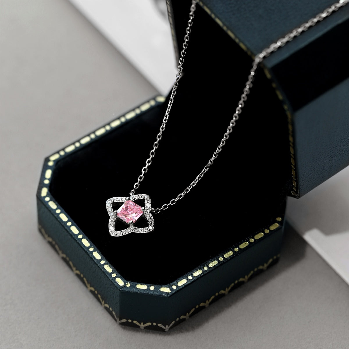 [CiCi]Exquisite Flower Shape Princess Cut Necklace