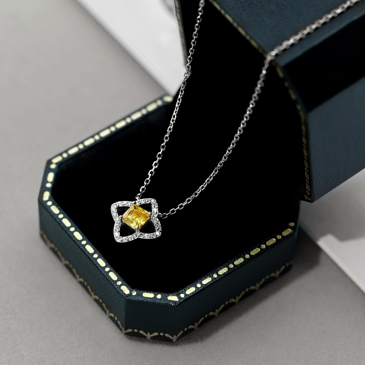[CiCi]Exquisite Flower Shape Princess Cut Necklace
