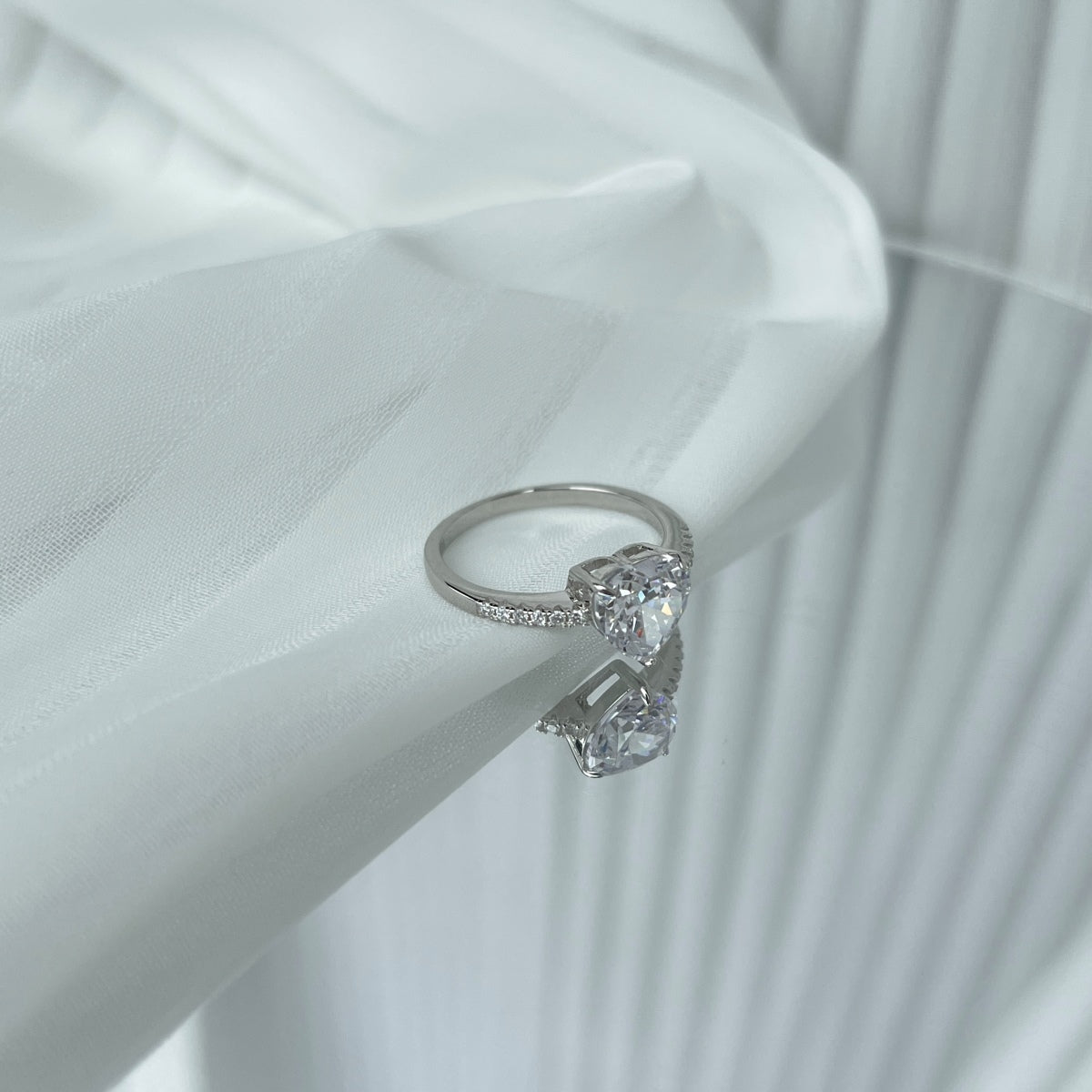 [CiCi]2.0 Carat Dazzling Lustrous Heart Cut Lover Ring