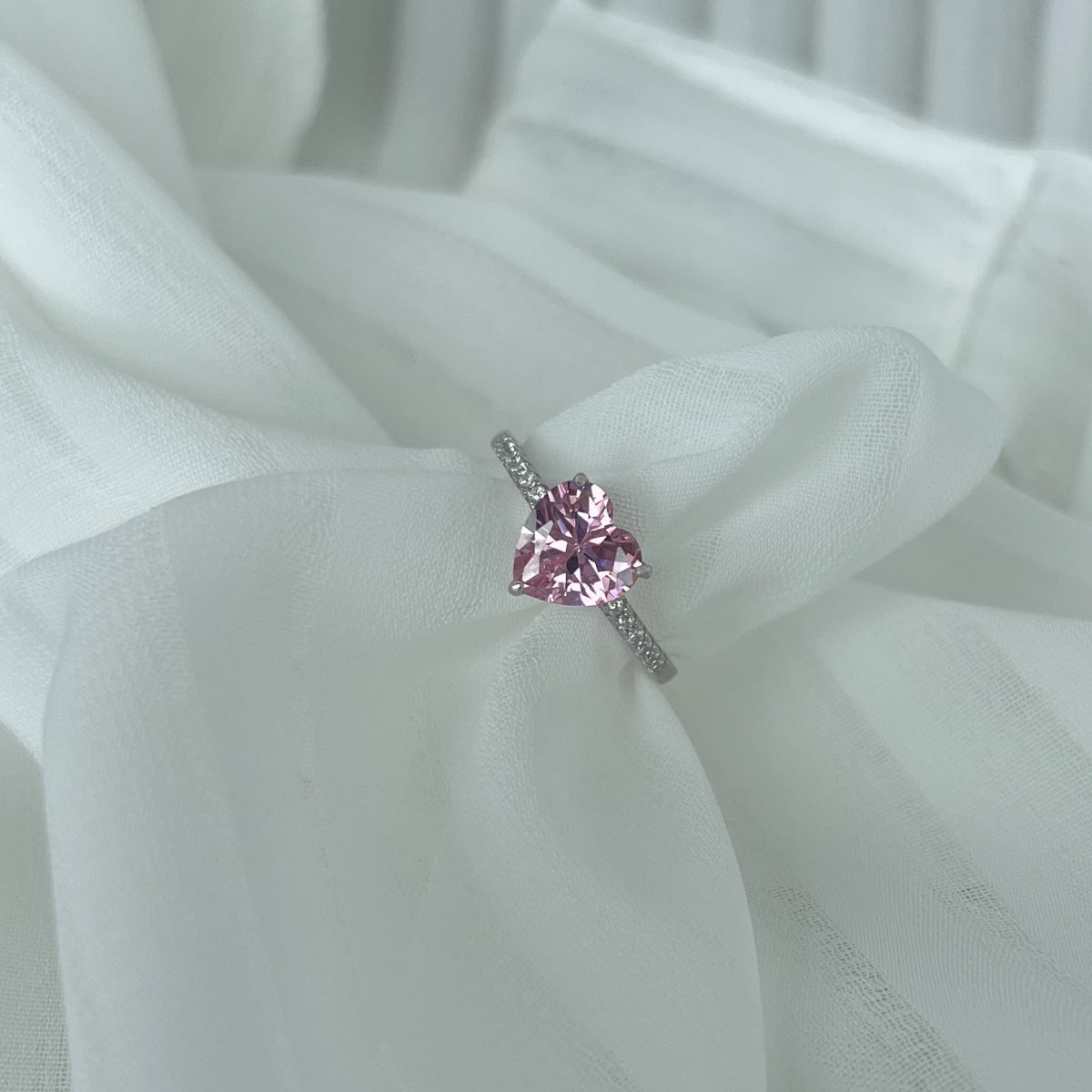 [CiCi]2.0 Carat Dazzling Lustrous Heart Cut Lover Ring