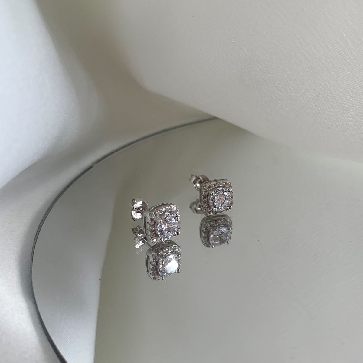 [CiCi]Classic Round Center Stone Stud Earrings