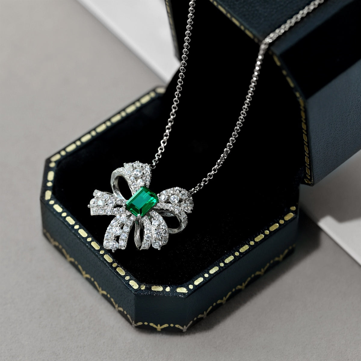 [CiCi]Luxurious Flower Shape Emerald Cut Necklace