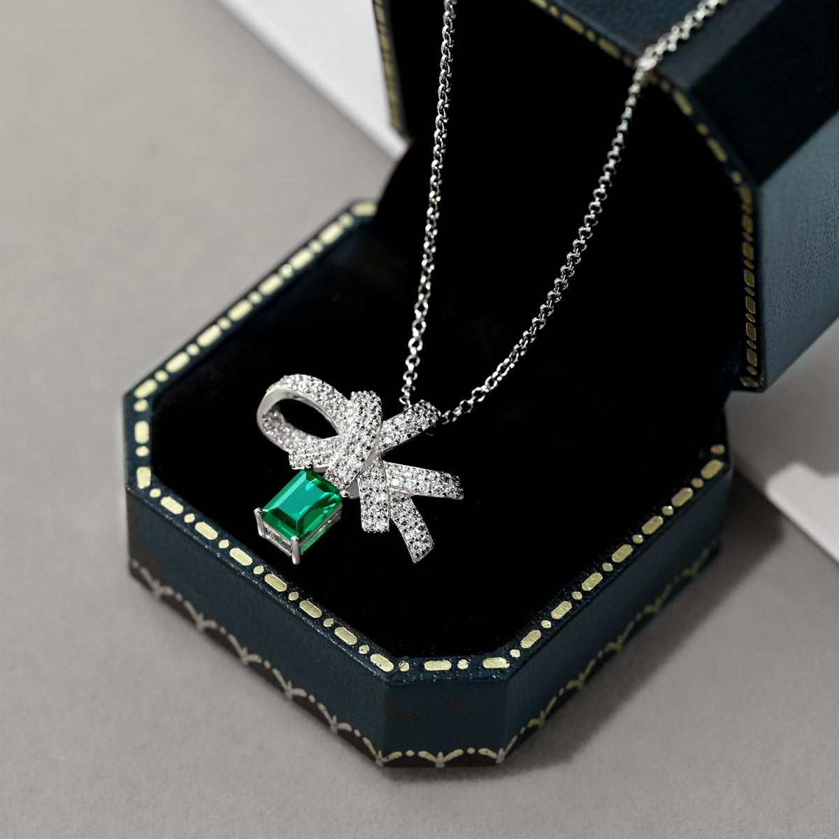 [CiCi]Luxurious Flower Shape Emerald Cut Necklace
