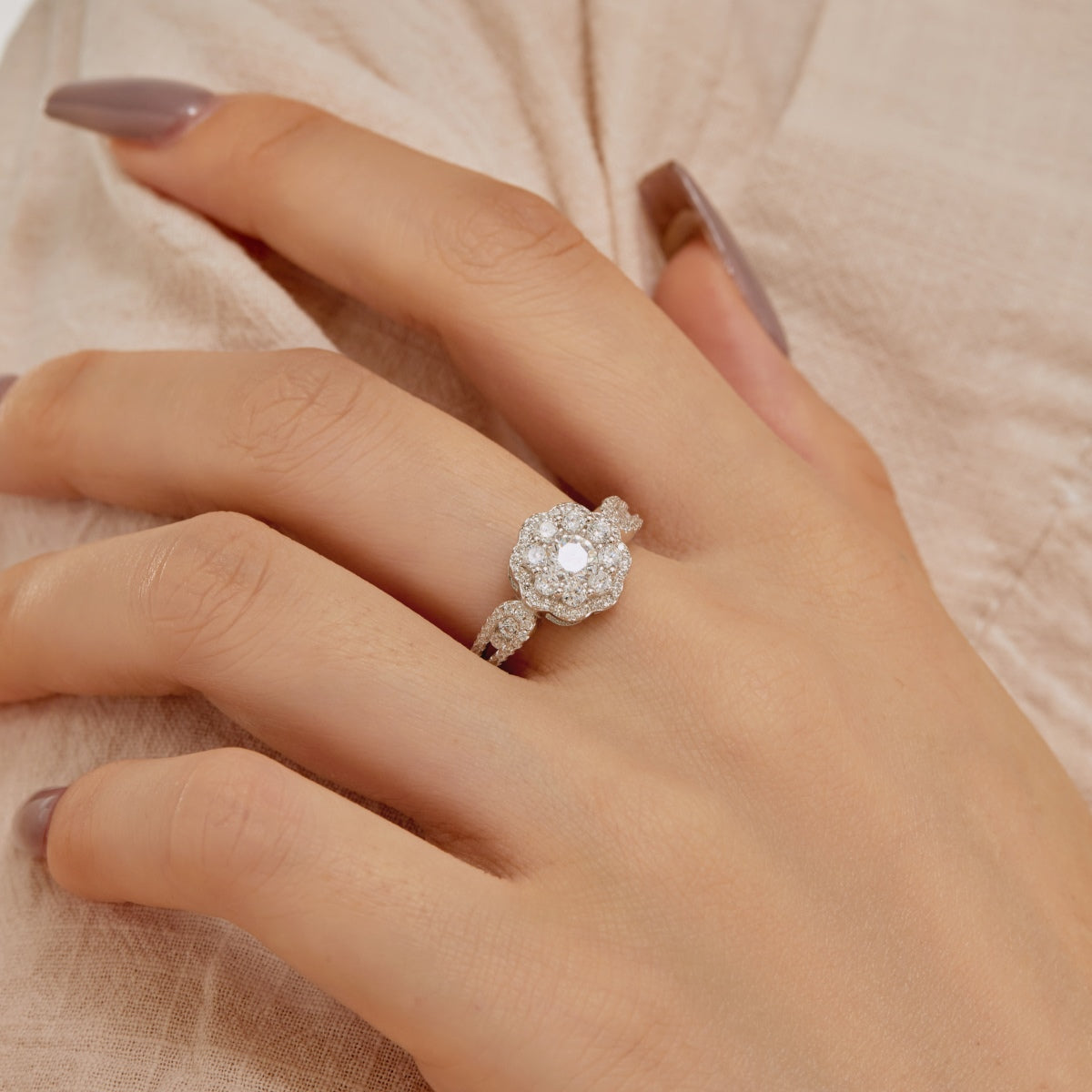 [CiCi]Delicate Colorful Round Cut Flower Shape Wedding Ring