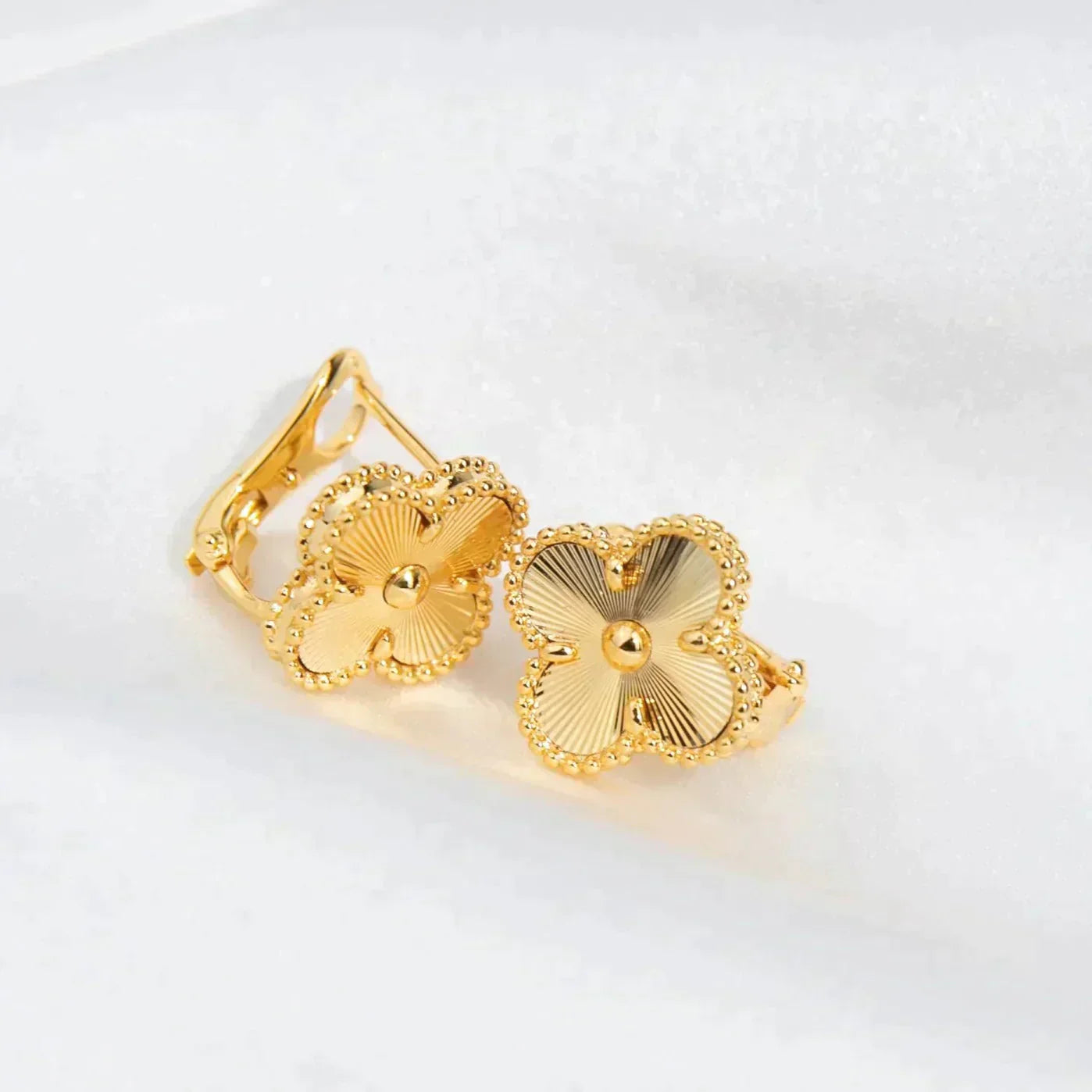 [CiCi]CLOVER MEDIUM 1 MOTIFS LASER EARRINGS