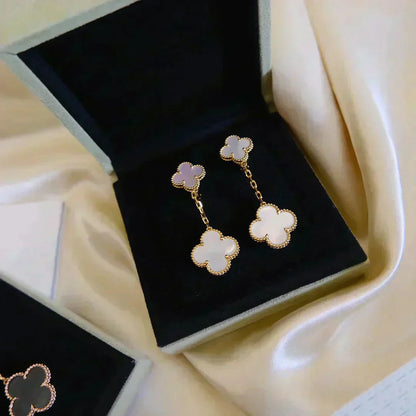 [CiCi]CLOVER 2 MOTIF WHITE MOP EARRINGS