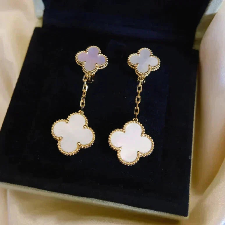 [CiCi]CLOVER 2 MOTIF WHITE MOP EARRINGS