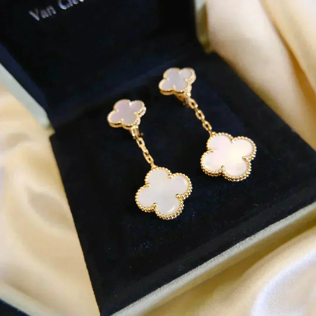 [CiCi]CLOVER 2 MOTIF WHITE MOP EARRINGS