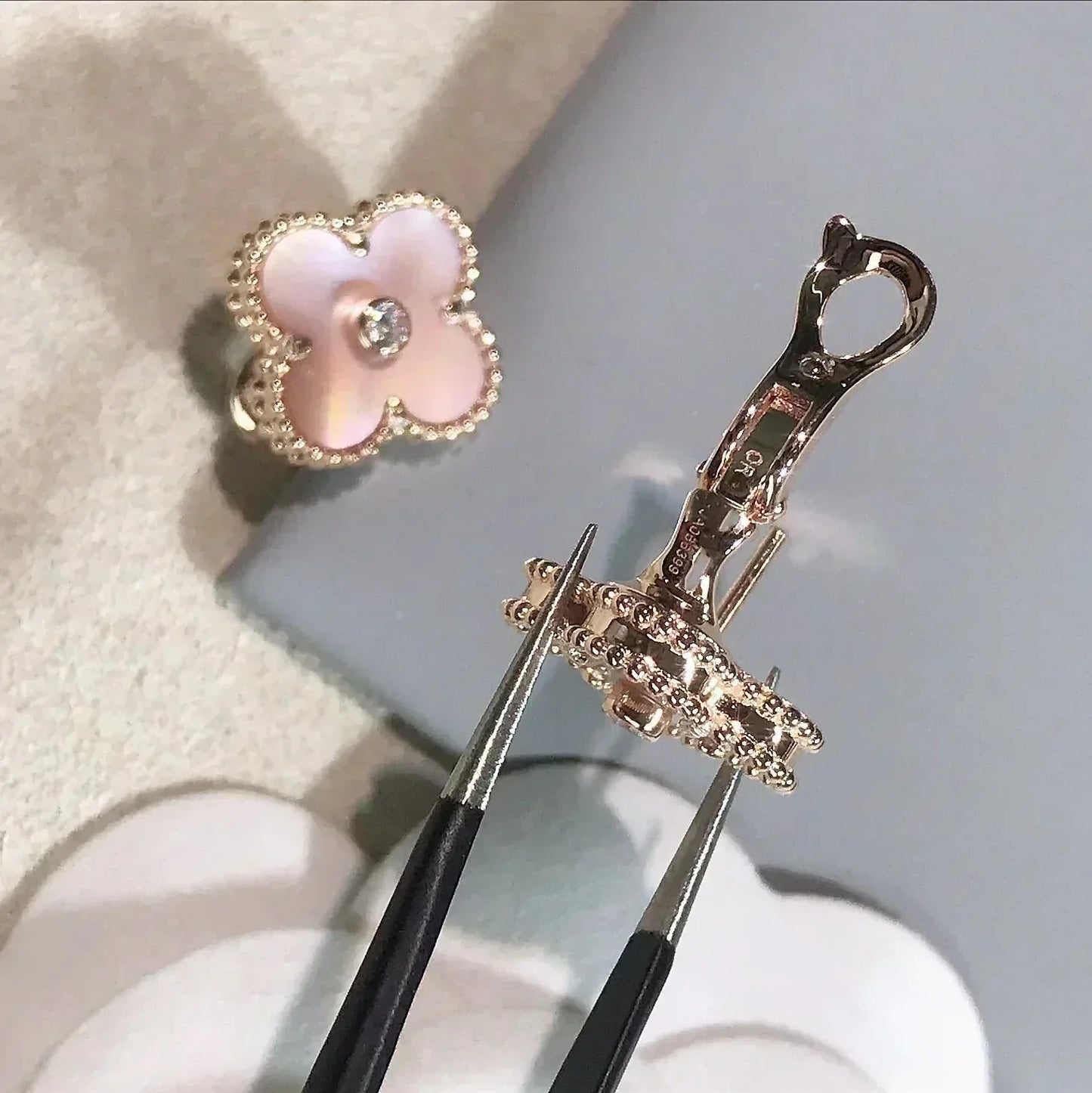 [CiCi]CLOVER MEDIUM 1 MOTIFS  PINK MOP DIAMOND EARRINGS