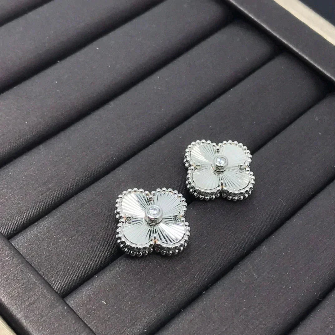 [CiCi]CLOVER MINI 9.5MM LASER EARRINGS
