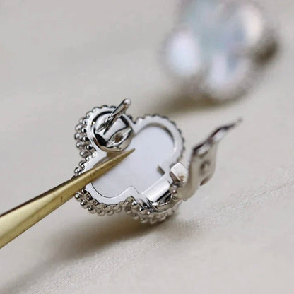 [CiCi]CLOVER MEDIUM 1 MOTIFS  WHITE MOP EARRINGS SILVER