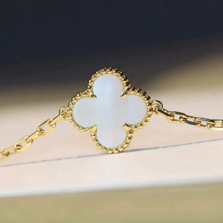 [CiCi]CLOVER 20 MOTIVE WEISS PERLMUTT HALSKETTE