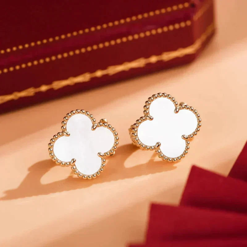 [CiCi]CLOVER MEDIUM 1 MOTIFS  WHITE MOP STUD EARRINGS