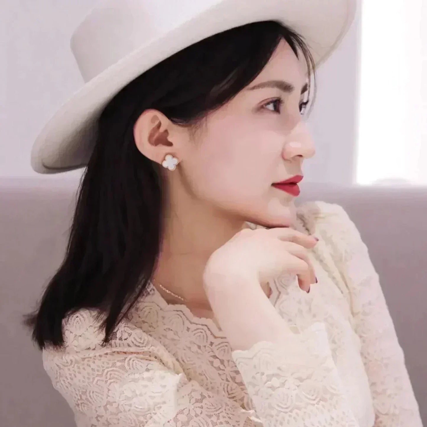 [CiCi]CLOVER MEDIUM 1 MOTIFS  WHITE MOP STUD EARRINGS
