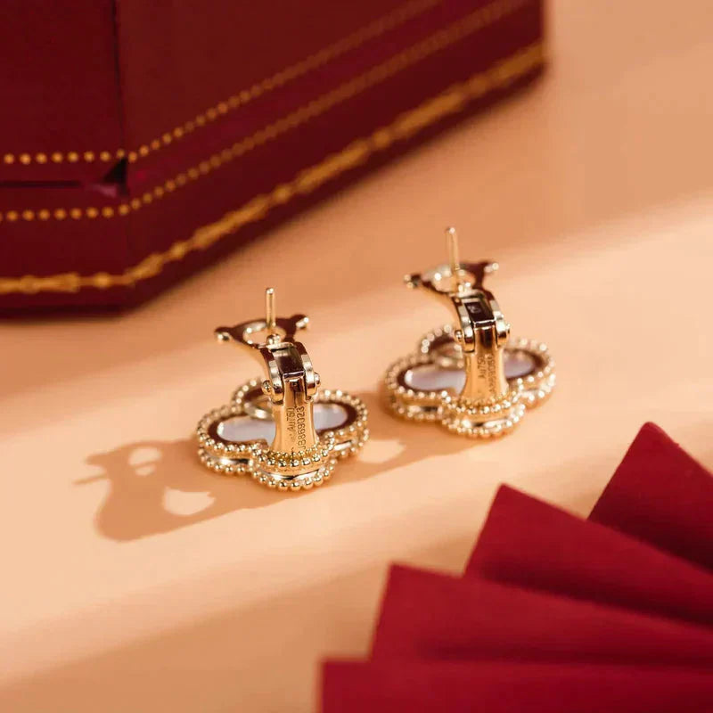 [CiCi]CLOVER MEDIUM 1 MOTIFS  WHITE MOP STUD EARRINGS