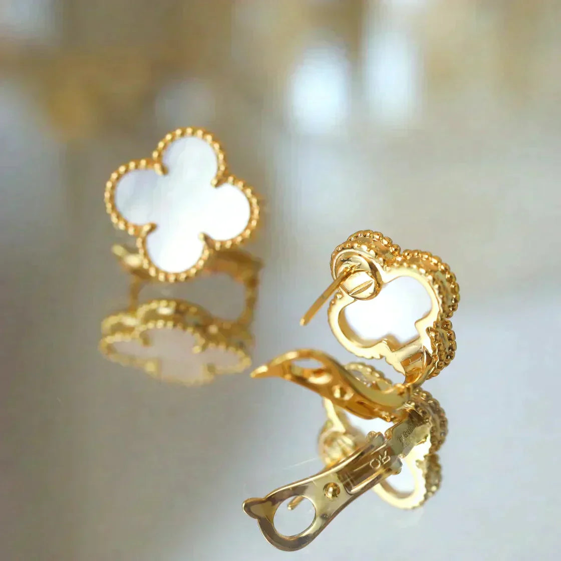 [CiCi]CLOVER MEDIUM 1 MOTIFS  WHITE MOP STUD EARRINGS