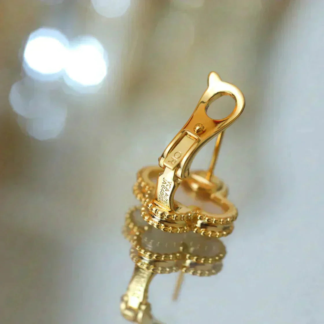 [CiCi]CLOVER MEDIUM 1 MOTIFS  WHITE MOP STUD EARRINGS