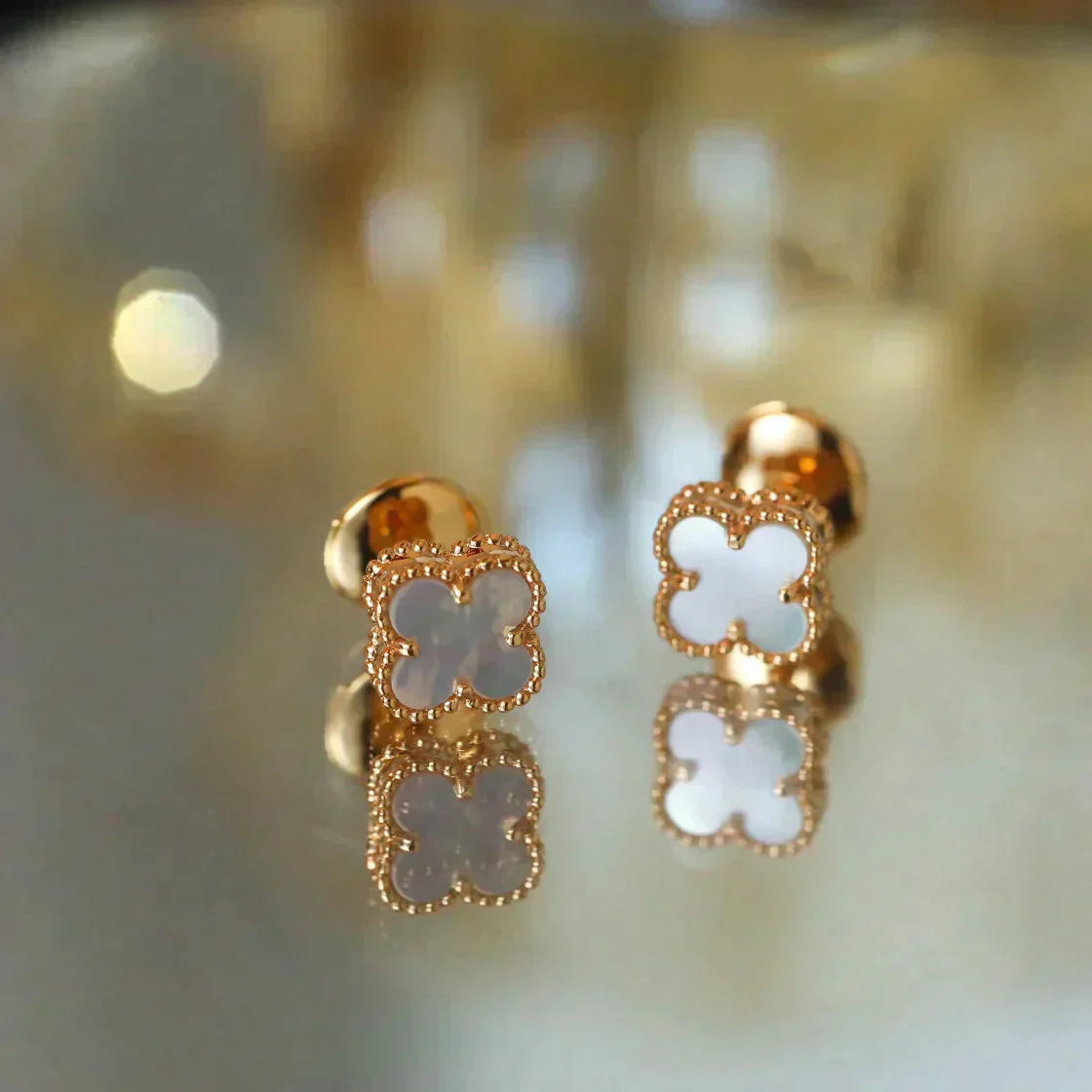 [CiCi]CLOVER MINI 9.5MM WHITE MOP EARRINGS