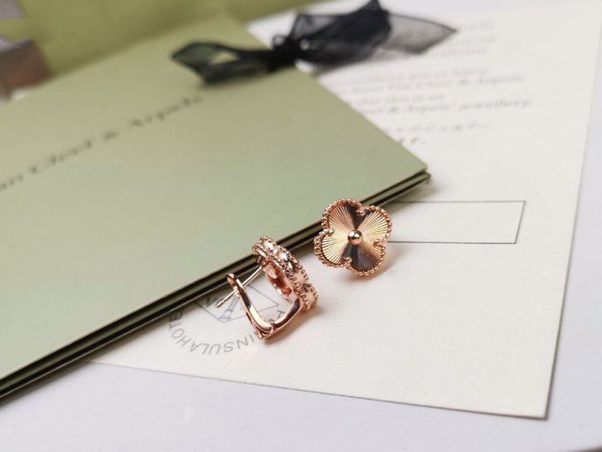 [CiCi]CLOVER MEDIUM STUD EARRINGS