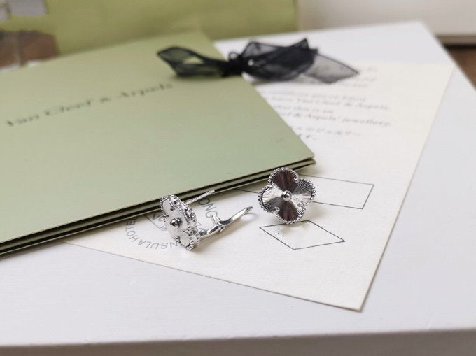 [CiCi]CLOVER MEDIUM STUD EARRINGS