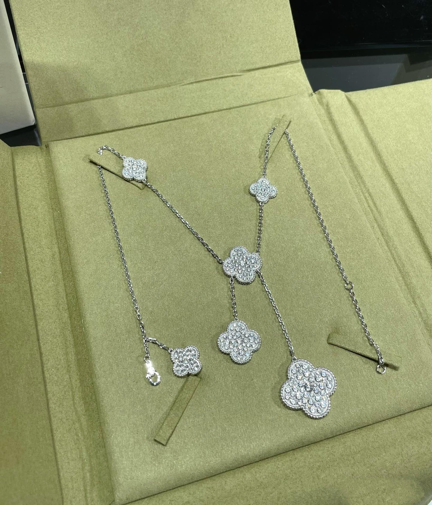 [CiCi]CLOVER 6 MOTIF DIAMOND PAVED NECKLACE