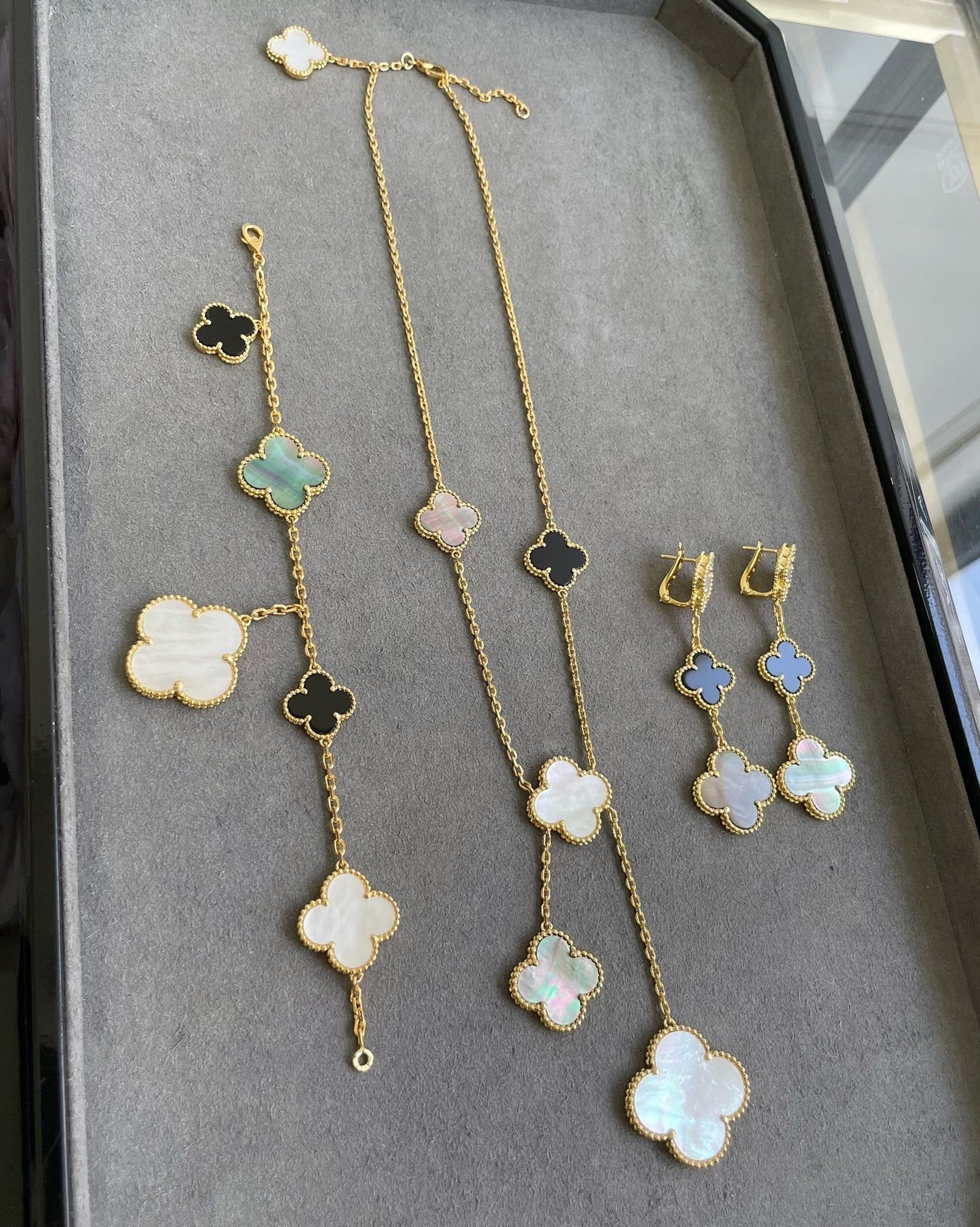 [CiCi]CLOVER 3 MOTIF MOP ONYX DARK MOP PINK GOLD EARRINGS