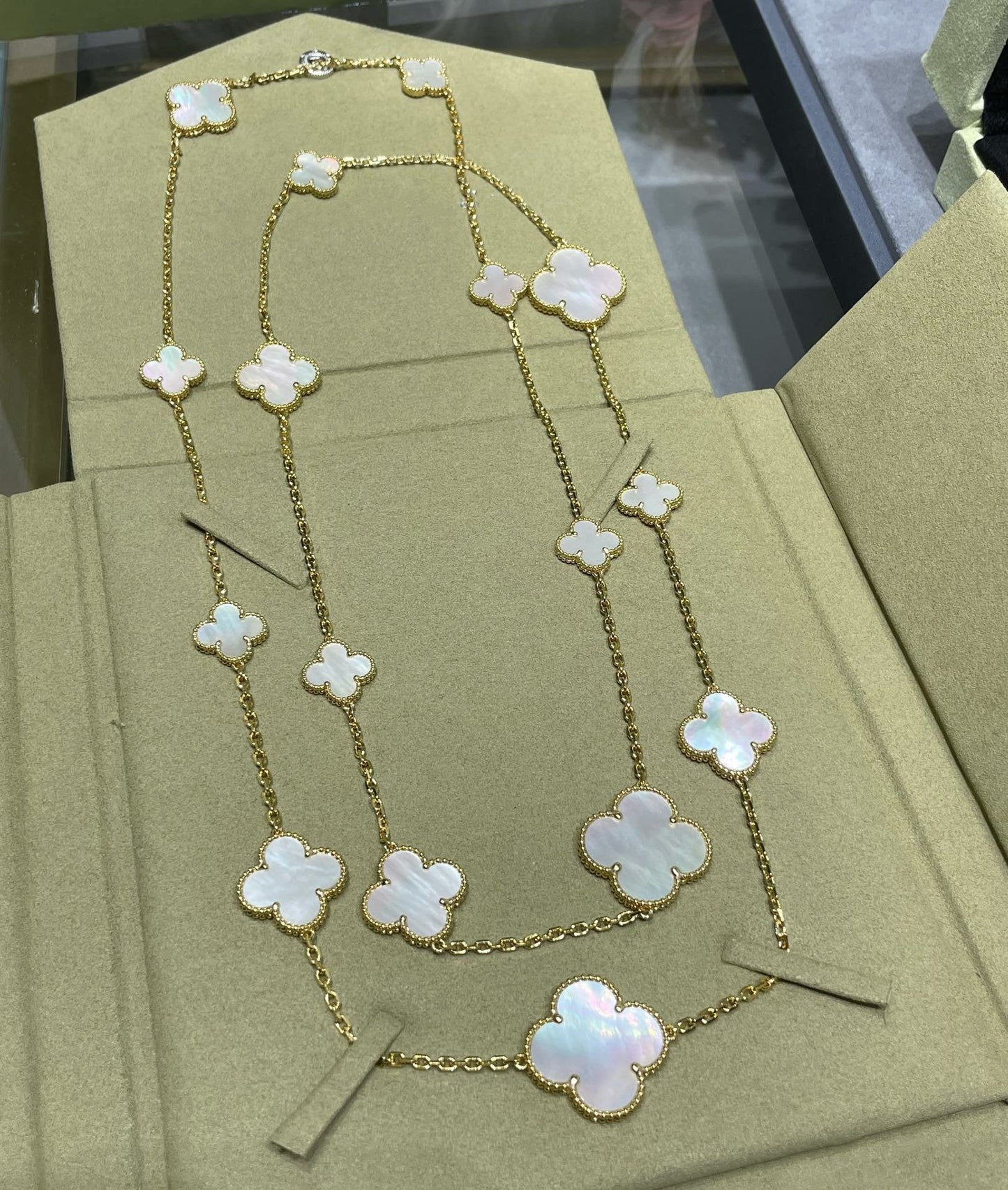 [CiCi]CLOVER 16 MOTIF WHITE MOP GOLD NECKLACE