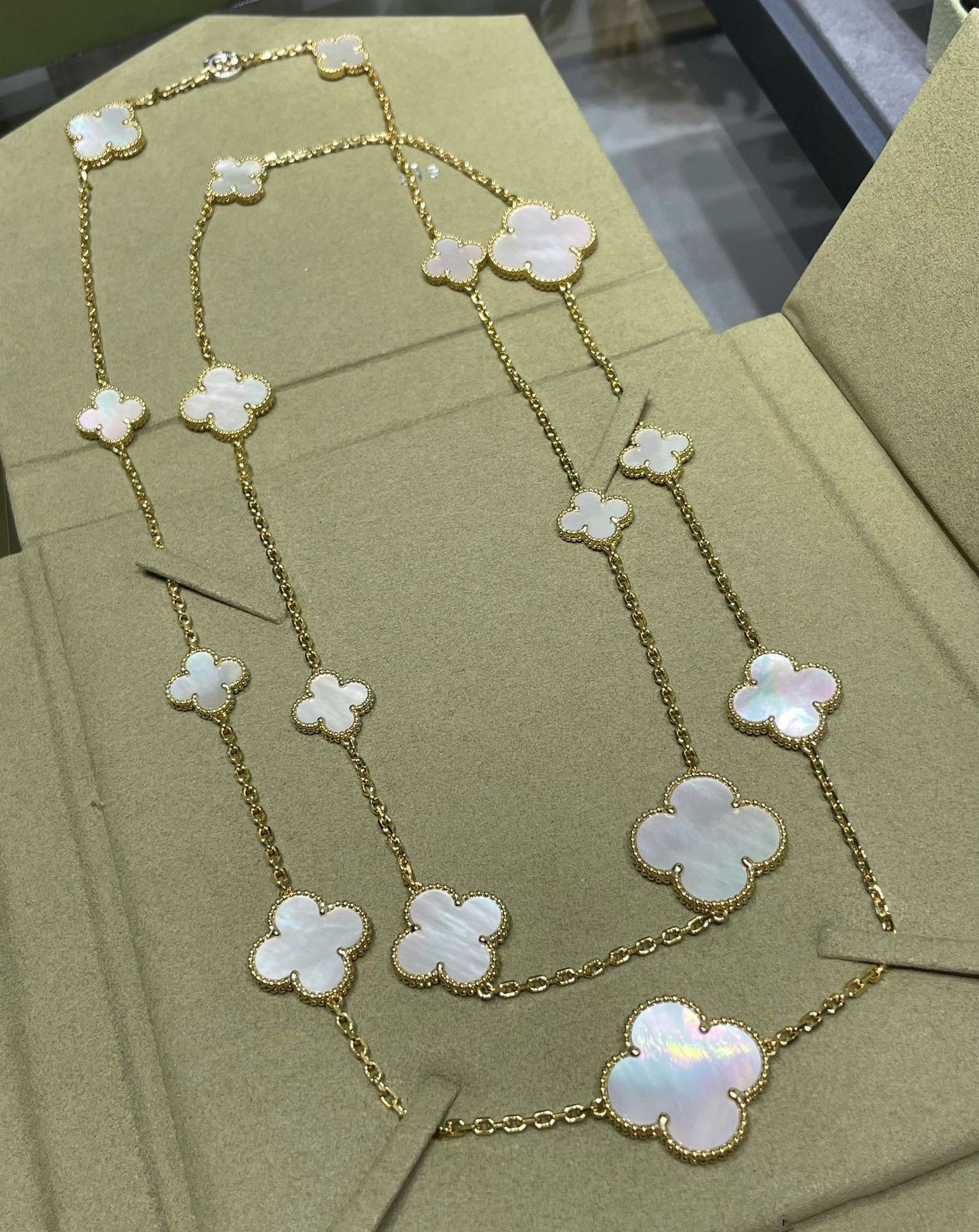 [CiCi]CLOVER 16 MOTIF WHITE MOP GOLD NECKLACE
