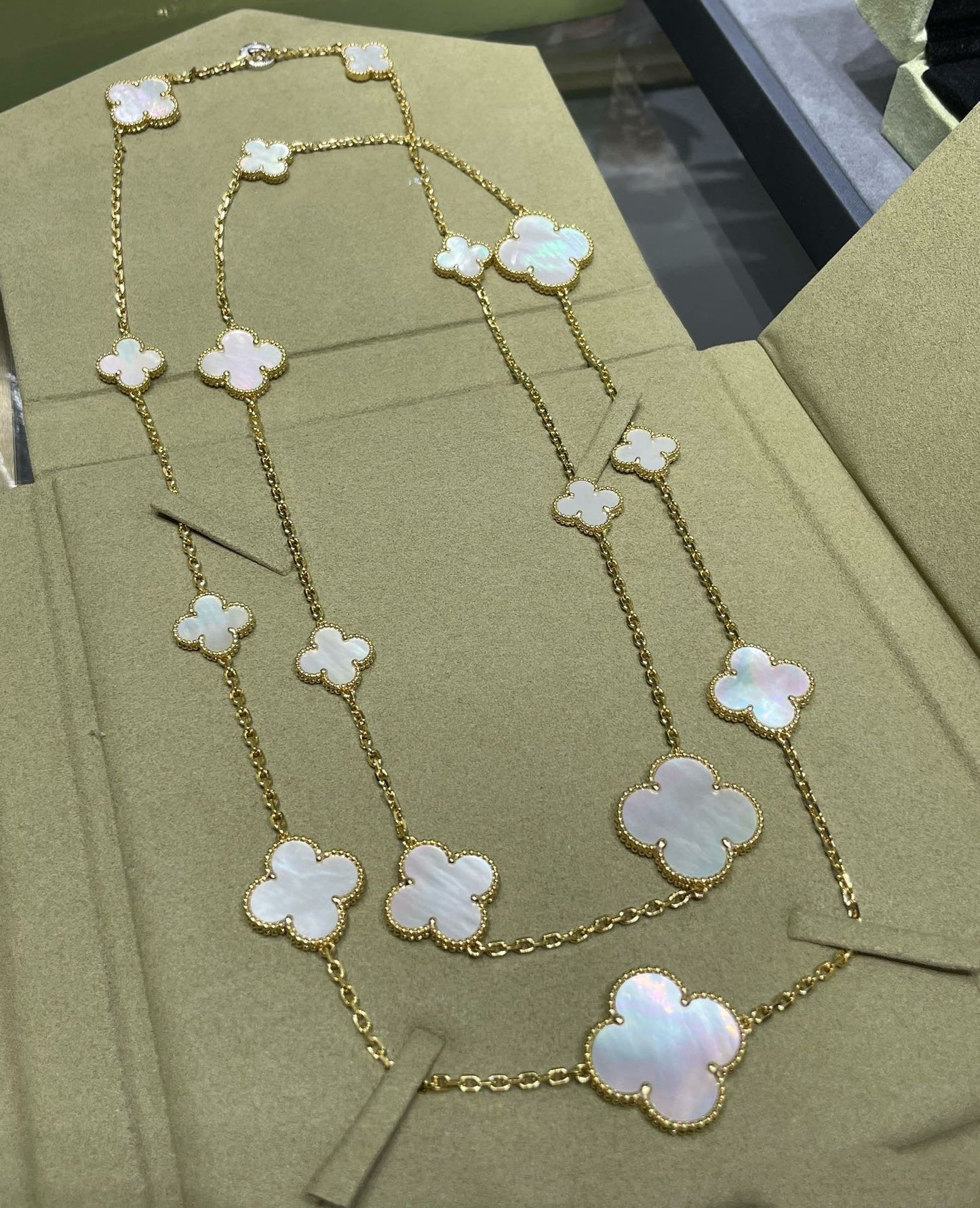 [CiCi]CLOVER 16 MOTIF WHITE MOP GOLD NECKLACE