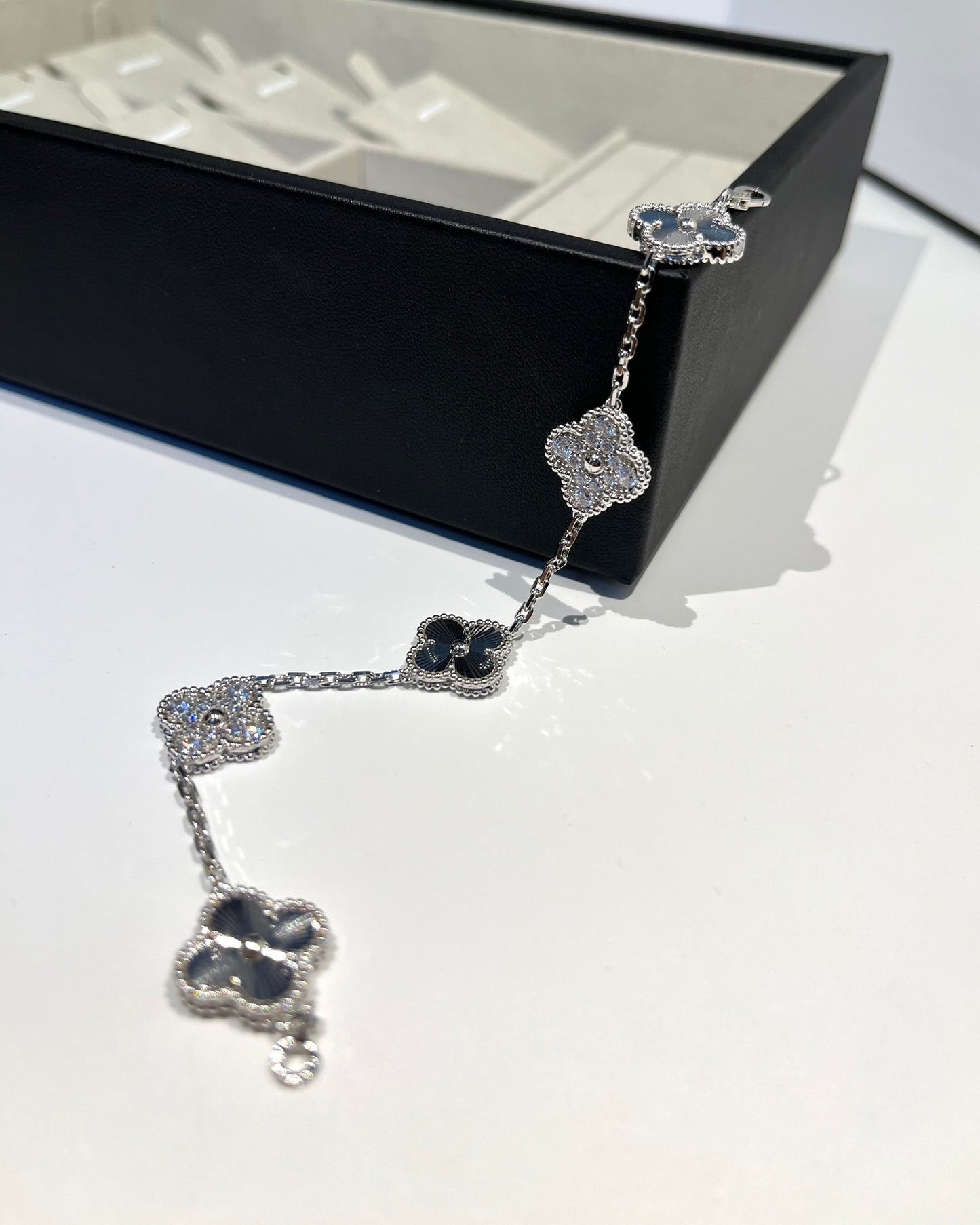[CiCi] CLOVER 5 MOTIF LASER BRACELET COLLECTION