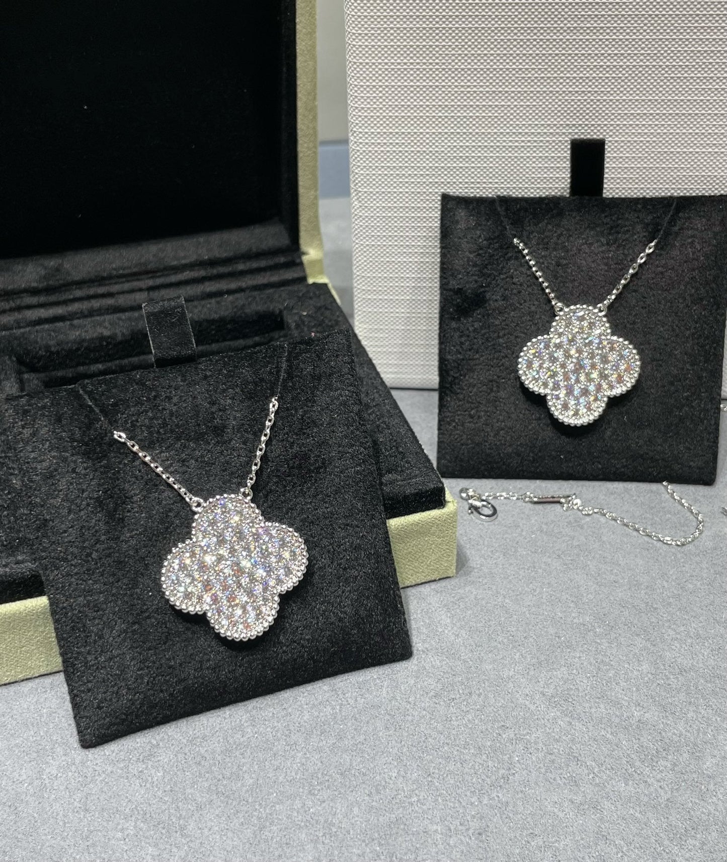 [CiCi]CLOVER 25MM LARGE PENDANT DIAMOND PAVED SILVER NECKLACE