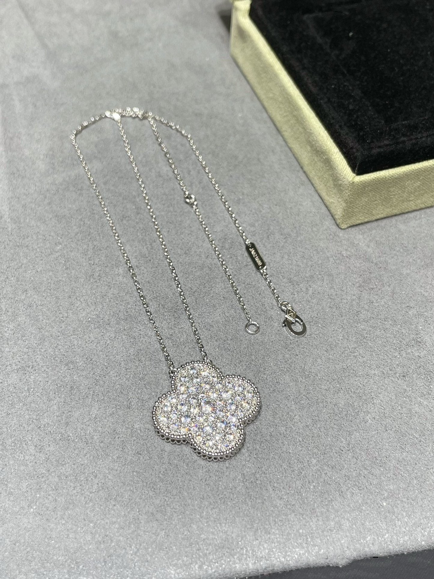 [CiCi]CLOVER 25MM LARGE PENDANT DIAMOND PAVED SILVER NECKLACE