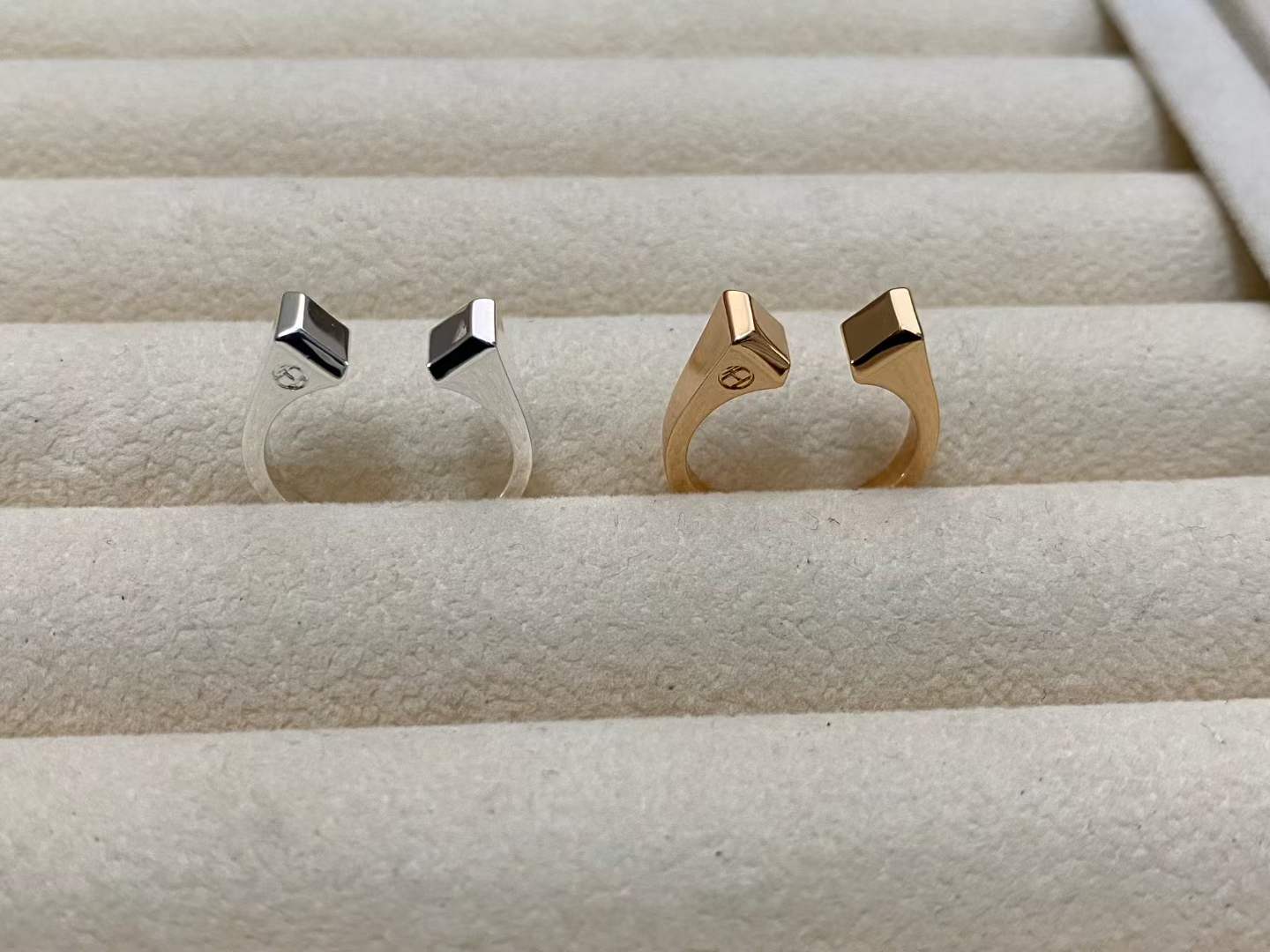 [CiCi]THE CONE RIVET RING IS OPEN AND ONE SIZE FITS ALL