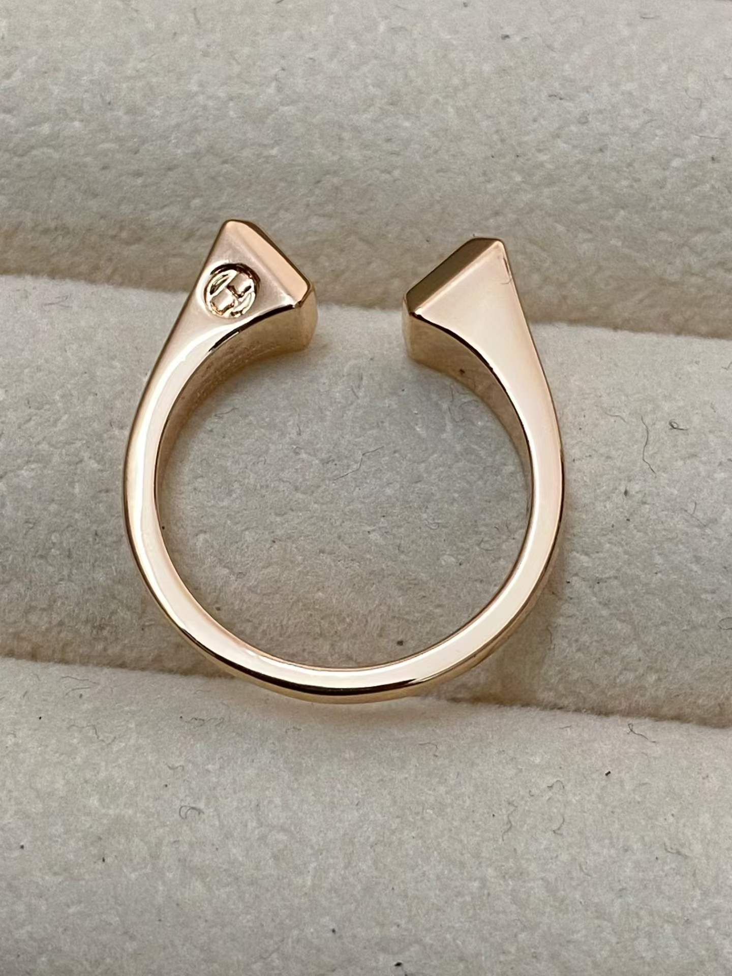 [CiCi]THE CONE RIVET RING IS OPEN AND ONE SIZE FITS ALL