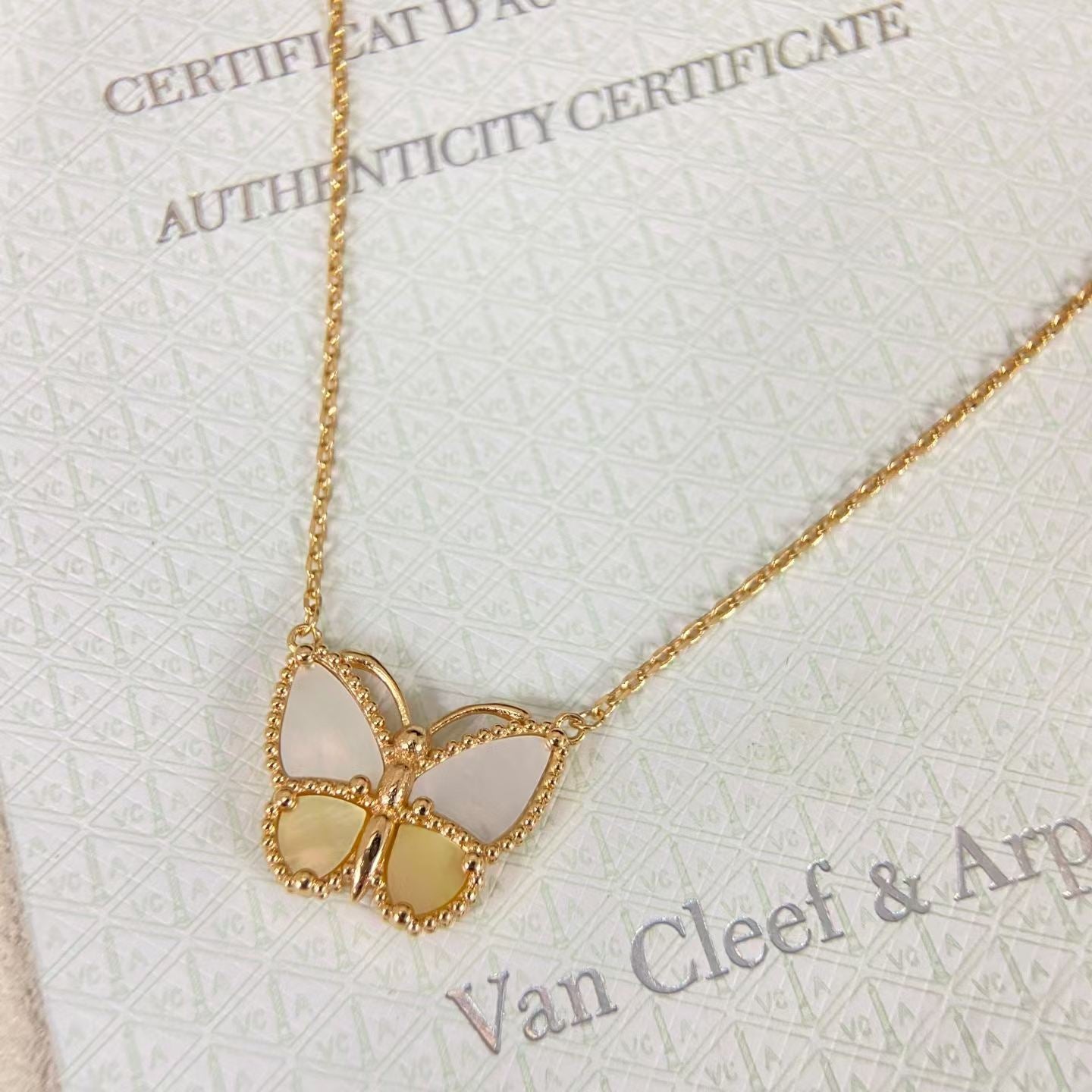 [CiCi]NEW ROSE GOLD WHITE MOTHER OF PEARL BUTTERFLY NECKLACE