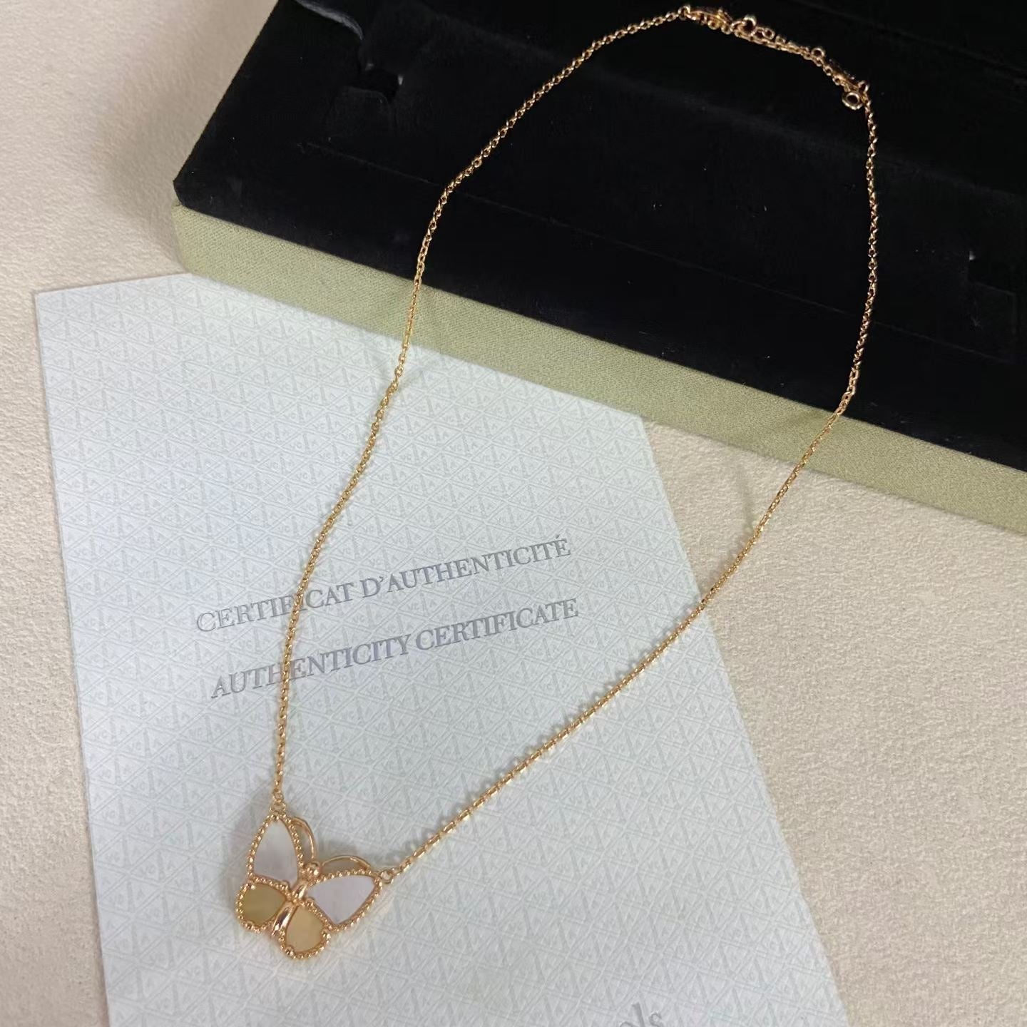 [CiCi]NEW ROSE GOLD WHITE MOTHER OF PEARL BUTTERFLY NECKLACE