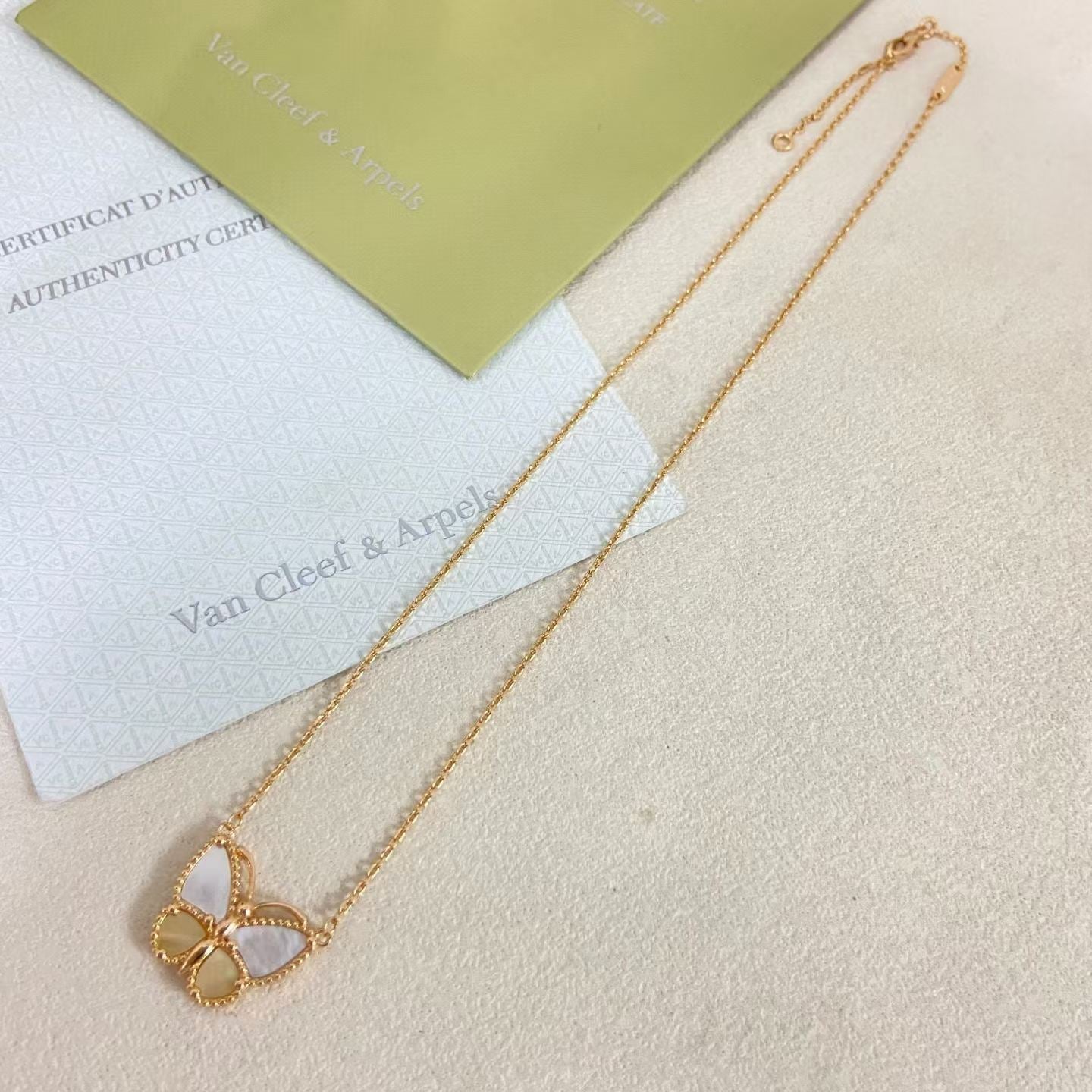 [CiCi]NEW ROSE GOLD WHITE MOTHER OF PEARL BUTTERFLY NECKLACE