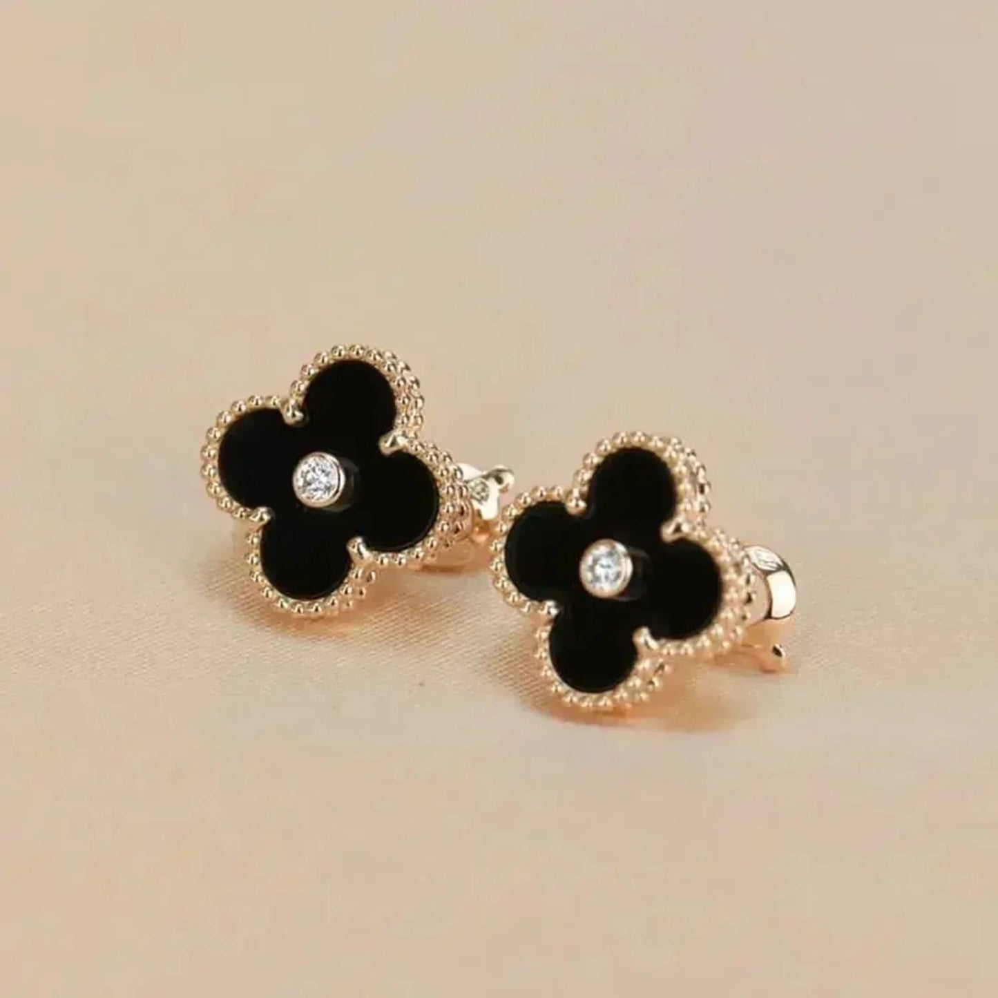 [CiCi]CLOVER MEDIUM 1 MOTIFS ONYX DIAMOND EARRINGS