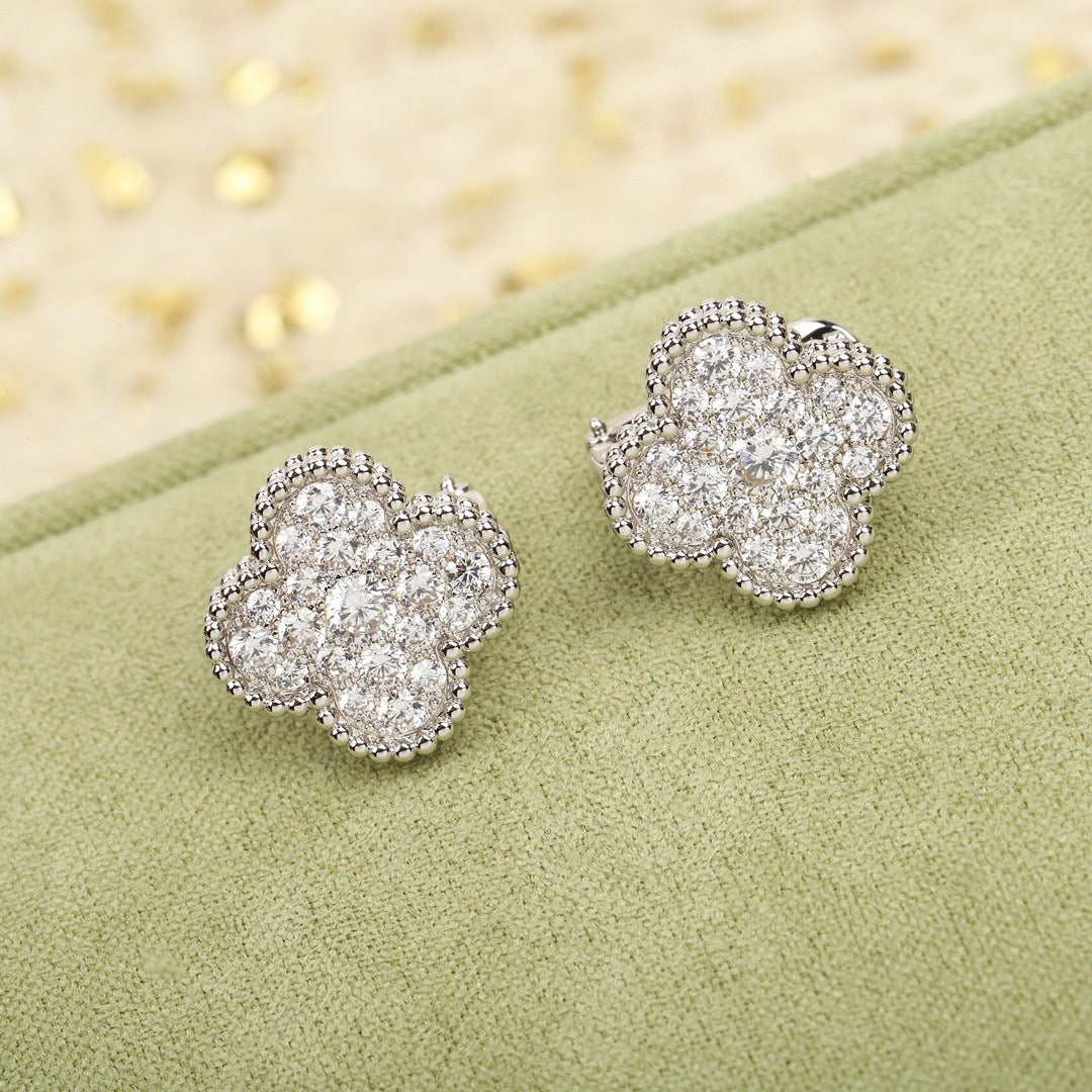 [CiCi]CLOVER DIAMOND STUD EARRINGS