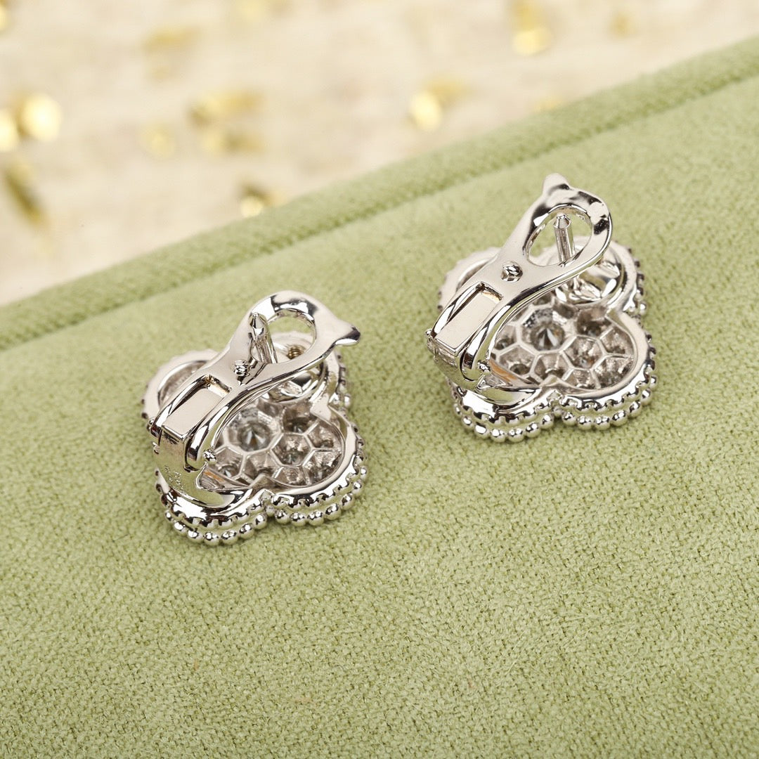 [CiCi]CLOVER DIAMOND STUD EARRINGS