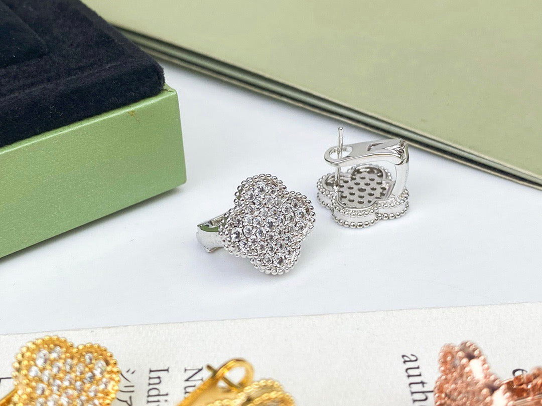 [CiCi]CLOVER DIAMOND STUD EARRINGS