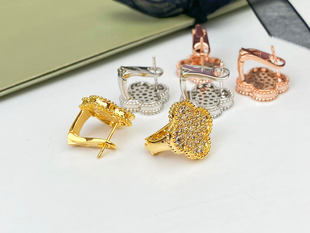 [CiCi]CLOVER DIAMOND STUD EARRINGS
