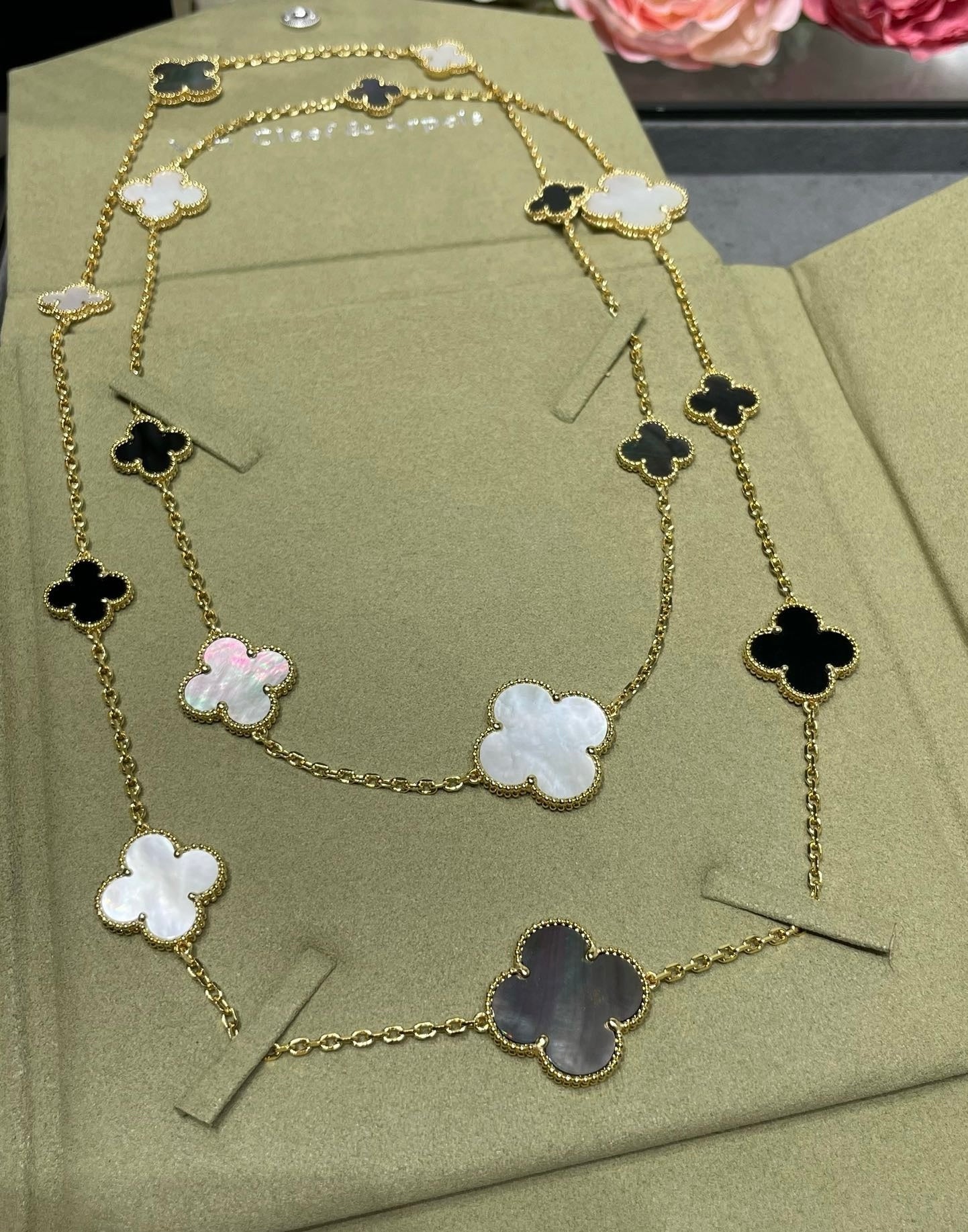[CiCi]CLOVER 16 MOTIF CHALCEDONY MOP Gold NECKLACE