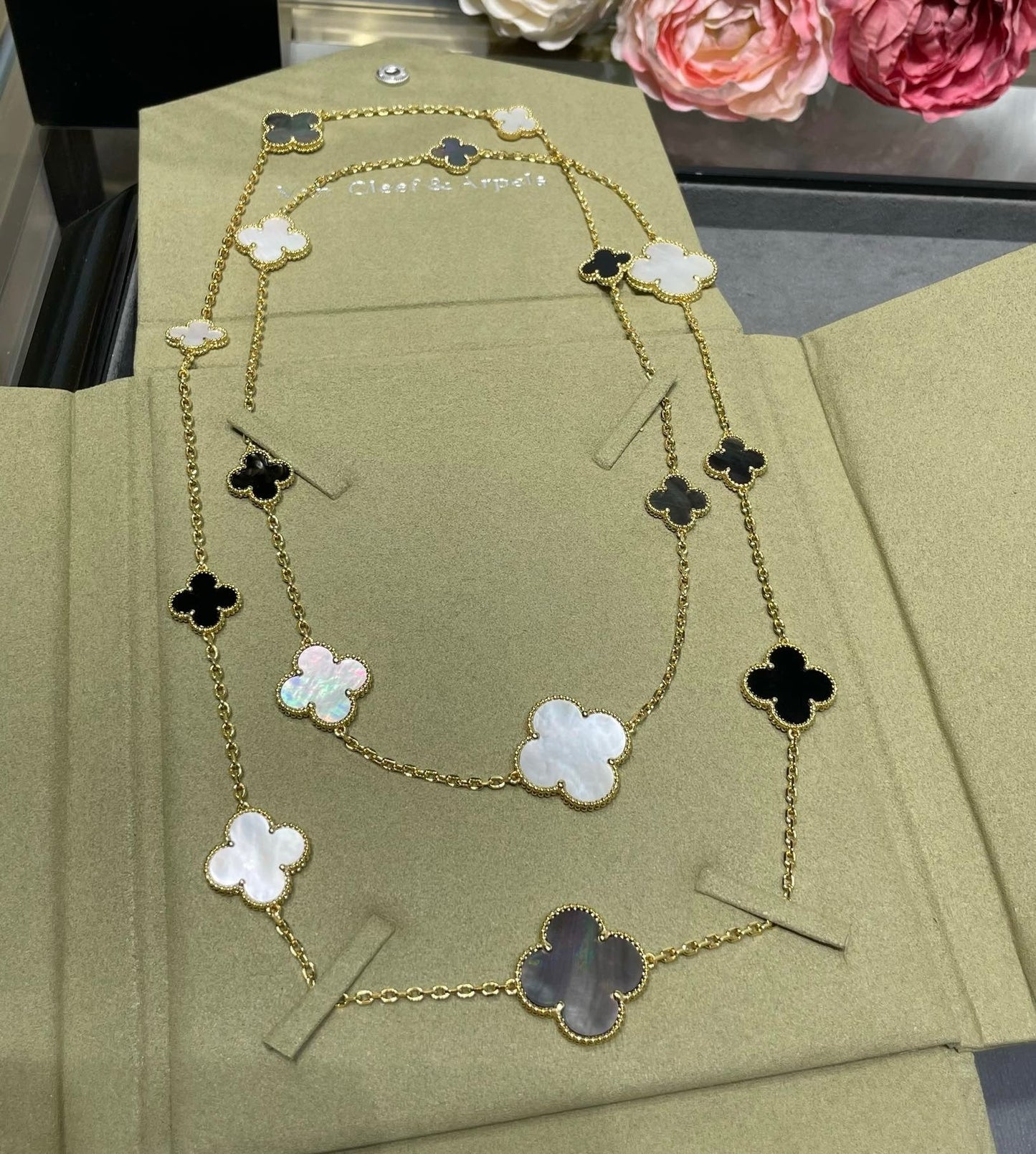 [CiCi]CLOVER 16 MOTIF CHALCEDONY MOP Gold NECKLACE